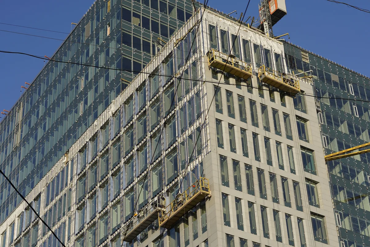 Office facade installation and external execution stage