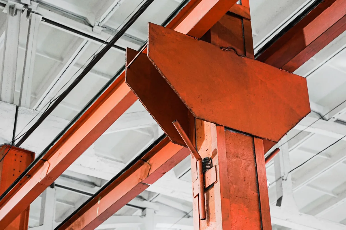 Industrial structural beams and factory hall execution