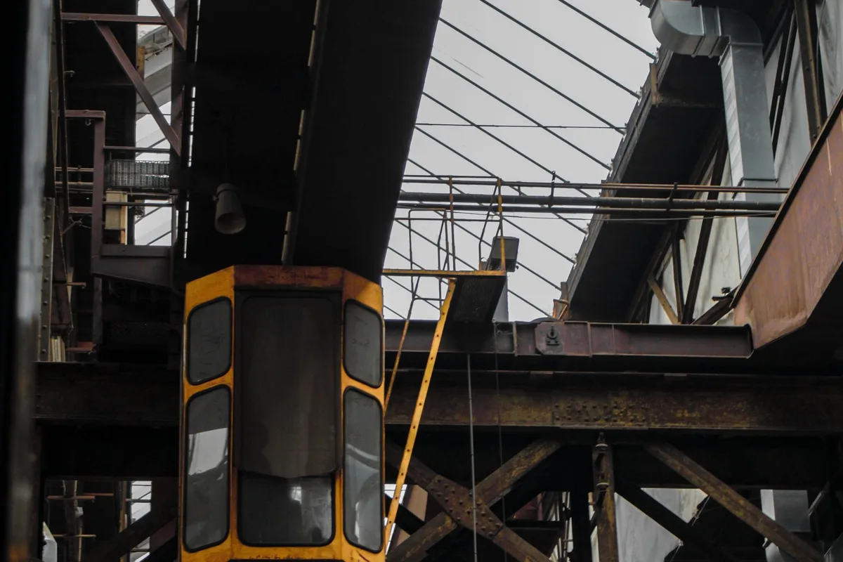Industrial plant structure and internal equipment zone